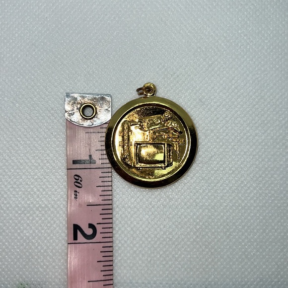VINTAGE TECHNOLOGY TV PRODUCTION PENDANT CHARM GOLD TONE - Picture 8 of 10